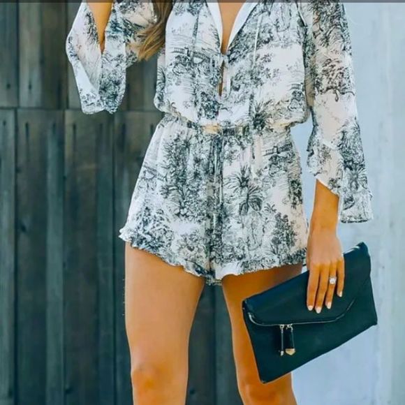 NWOT✨VICI EXCLUSIVE✨SHEER VINTAGE SPLIT BELL SLEEVE SHORTS ROMPER SZ. M - Picture 8 of 10